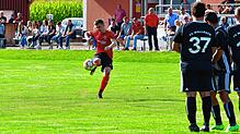 Millimeterarbeit: Mit diesem Freistoß hatte Philipp Jedlicka vom FC Hochrhein beim 4:0-Sieg über den FC Wallbach weniger Glück. Während ...