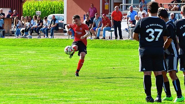 Millimeterarbeit: Mit diesem Freistoß hatte Philipp Jedlicka vom FC Hochrhein beim 4:0-Sieg über den FC Wallbach weniger Glück. Während ...