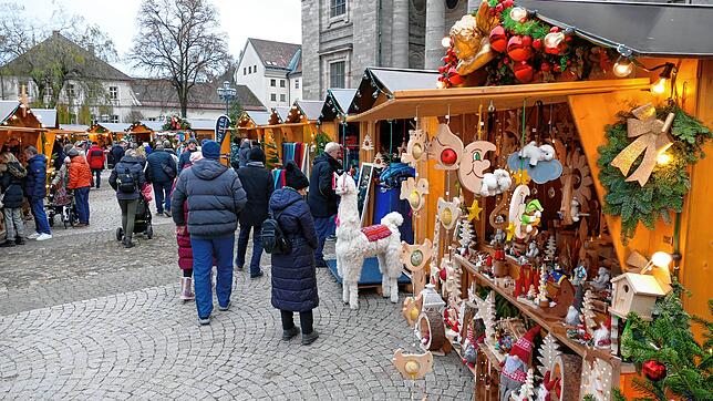 Die Veranstalter des Weihnachtsmarktes sprechen von einer überwältigenden Resonanz, auch die Einzelhändler sind mit dem ...