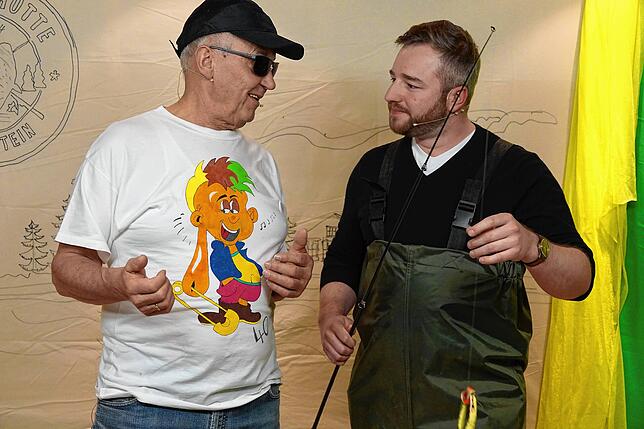 Petri heil: Richard Eschbach und Oskar Oldorf beim Angeln an der Fischerhütte.