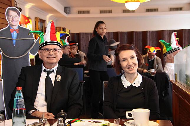 Susen Katter (rechts) erlebte ihre erste Fasnacht als Bürgermeisterin. Hier neben Jürgen Koterzyna, Narrenrichter des Hohen ...