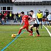 Der FC Löffingen (Silas Vogt, links) schirmt den Ball gegen den Aasinger Jeremias Fischerkeller ab. Die Hausherren setzten sich erst ...