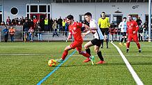 Der FC Löffingen (Silas Vogt, links) schirmt den Ball gegen den Aasinger Jeremias Fischerkeller ab. Die Hausherren setzten sich erst ...