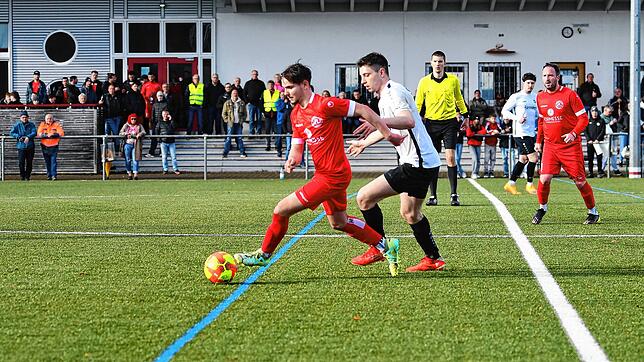 Der FC Löffingen (Silas Vogt, links) schirmt den Ball gegen den Aasinger Jeremias Fischerkeller ab. Die Hausherren setzten sich erst ...