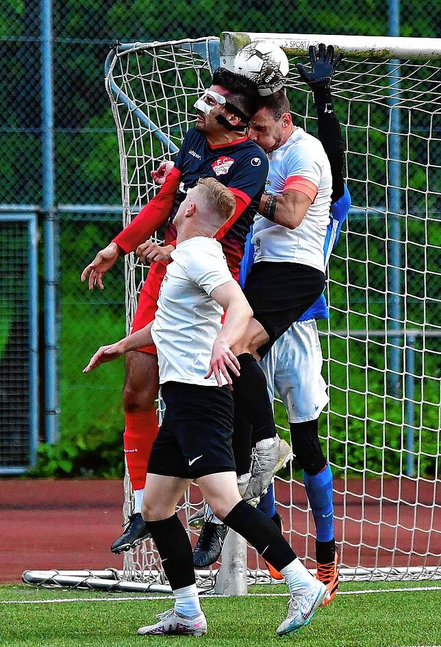 Kopfballduell: Die Routiniers, Ismail Demirci (mit Maske) vom FC Schönau und Kapitän Fabian Schmidt von der SG FC Wehr/Brennet, ...