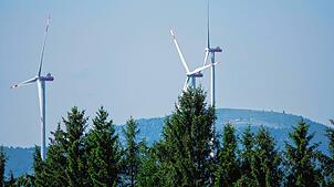 Die Hasler Windräder aus Herrischrieder Sicht.