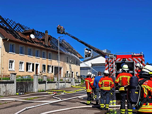Bild 4: Bauernhaus in Albbruck brennt lichterloh - Bilder des Einsatzes