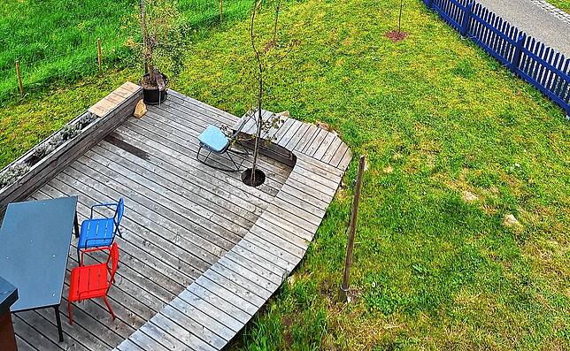 Auch eine selbst gebaute Terrasse gehört zum Anwesen.