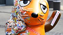 Mit Trostpflastern verarztet: Die WDR-Maus nach dem Brandanschlag.