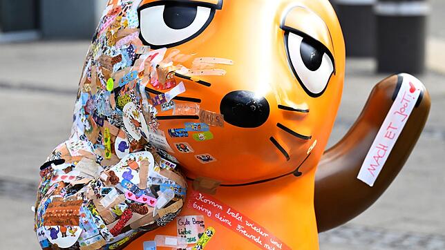 Mit Trostpflastern verarztet: Die WDR-Maus nach dem Brandanschlag.