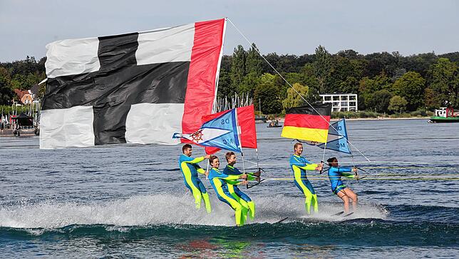 Akrobatik: Die Wasserski-Show des DCMC ist einmal mehr ein Höhepunkt. Nicht einmal Niedrigwasser kann die talentierten Sportler ausbremsen.