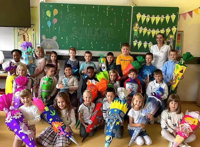 Die Erstklässler der Klasse 1e an der Grundschule Stockach haben Kerstin Wilde als Klassenlehrerin. Am ersten Schultag entsteht ein ...