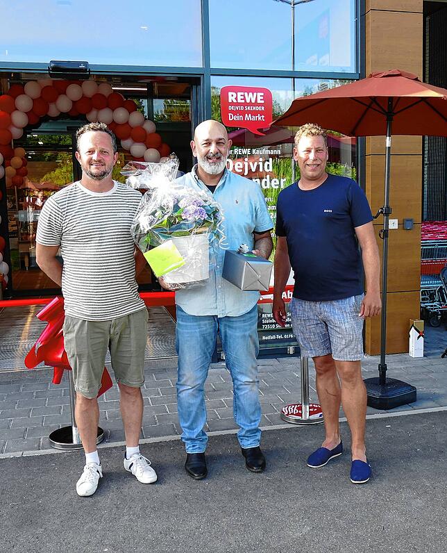 Juniorchef Christian Löffler von der heimischen Baufirma Löfflerbau (links) und Bauleiter Patrick Greveler (rechts) überraschten Dejvid ...