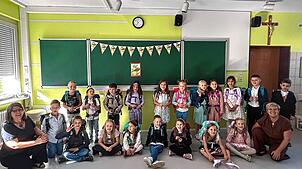 Die Klasse 1 mit ihren Lehrerinnen Virag Keser und  Marina Strotz.
