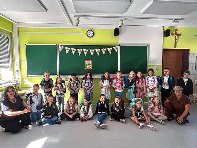 Die Klasse 1 mit ihren Lehrerinnen Virag Keser und  Marina Strotz.