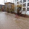 Altenheim wird zum Wasserschloss: Das Hochwasser im Warenbach reicht am Dienstag bis zur Hauswand des Heilig Geist Spitals.