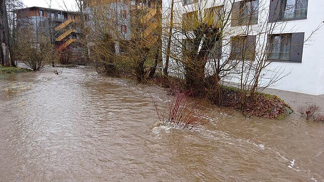 Altenheim wird zum Wasserschloss: Das Hochwasser im Warenbach reicht am Dienstag bis zur Hauswand des Heilig Geist Spitals.