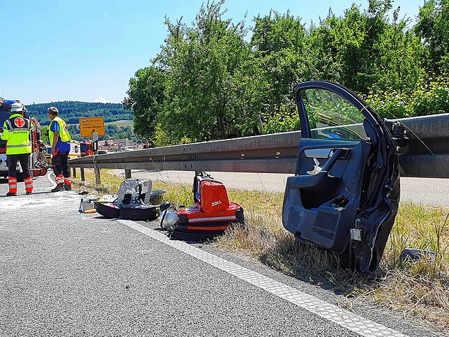 Bild 4: Schwerer Unfall auf B31 fordert ein Todesopfer - alle News