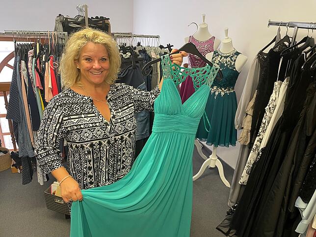 Tanja Schnurr-Leber hat vor knapp einem Jahr den Secondhand-Laden in der Tiengener Weihergasse 25 übernommen. Auch Festtagskleidung ...