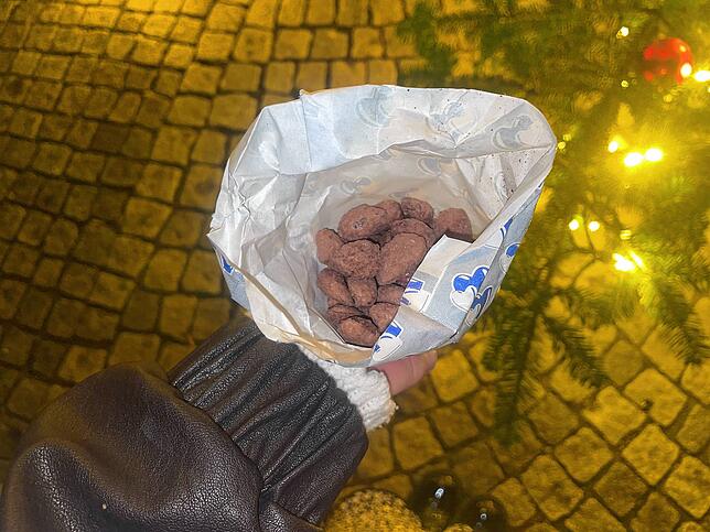 Gebrannte Mandeln – auf jeden Fall ein Muss auf dem Weihnachtsmarkt. Der Preis liegt hier bei 4,50 Euro.