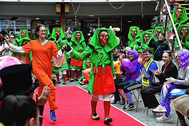 Bild 1: Fasnacht 2025: Hexen rollten im Villinger Landratsamt den roten Teppich aus - Die schönsten Bilder!