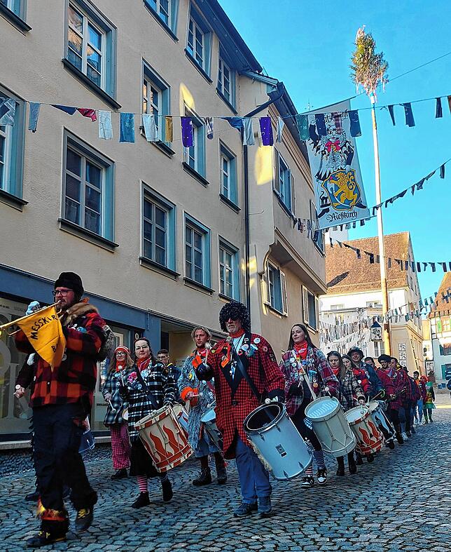 Bild 1: "Komm lass uns fröhlich sein" - Rosenmontag in Meßkirch 2025