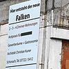 Geschwärzt ist am neuen &bdquo;Falken&ldquo; der Hinweis auf die Praxisräume von Susanne Discher.