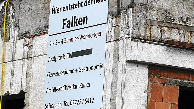 Geschwärzt ist am neuen &bdquo;Falken&ldquo; der Hinweis auf die Praxisräume von Susanne Discher.