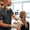 Ein zwölfjähriges Mädchen wird in einer Arztpraxis vom Hausarzt mit dem Serum von Biontech/Pfizer geimpft.