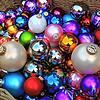 Christbaumkugeln symbolisieren die Adventszeit genauso wie Weihnachtsmärkte. Letztere werden in Allensbach und auf der Reichenau in ...