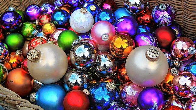 Christbaumkugeln symbolisieren die Adventszeit genauso wie Weihnachtsmärkte. Letztere werden in Allensbach und auf der Reichenau in ...