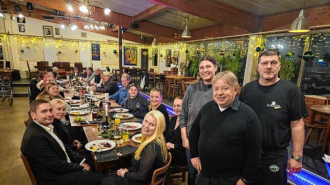Sie haben 20 Menschen an Weihnachten glücklich gemacht: Vorne rechts stehend Pfarrer Albert Striet, dahinter Ulrike Heinemann ...