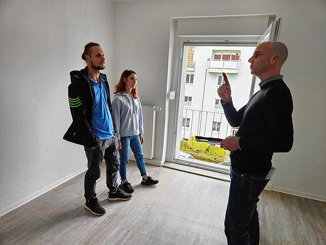 Stefan Eckerlin von der Vonovia zeigt Sabrina Kreller und Marcel Krasnjanskij eine Dreizimmerwohnung in Villingen.