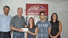 Takeda spendet für Kinderchancen. Im Bild (v.li.) Mirko Leisse, Ausbildungsleiter Takeda, Udo Engelhardt, (Kinderchancen), Alexa Knapp ...
