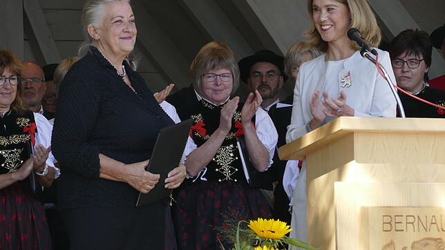 Staatssekretärin Petra Olschowski (rechts) überreicht Christa Näher den Preis.