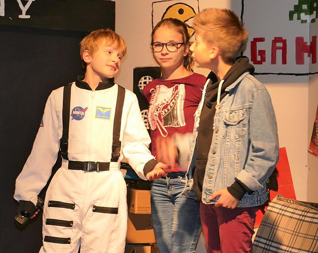 Das digitale Monster Nils Krause (links) beim Versuch, Sonja Bogenschütz und Johannes Götz zu belehren.