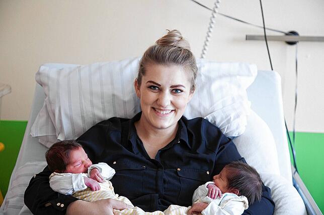 Verena Faller mit Amelie (2.830 Gramm) und Leonie (3.030 Gramm)