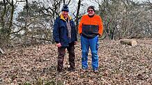 Die Brüder Erwin (links) und Manfred Hierholzer entfernen zugunsten von Wiesen Büsche und drängen den Waldrand auf der Halbinsel ...