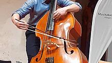 Der Musikunterricht an der Musikakademie ist für mindestens fünf weitere Jahre gesichert. Das Bild zeigt Markus Blenkle am Kontrabass, ...