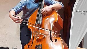 Der Musikunterricht an der Musikakademie ist für mindestens fünf weitere Jahre gesichert. Das Bild zeigt Markus Blenkle am Kontrabass, ...