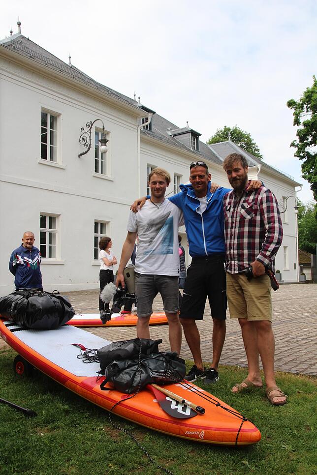 Bild 1: Stand-Up-Paddler macht sich zu Fuß auf den Weg
