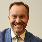 Bürgermeister Matthias Weckbach: Wegen technischer Probleme war nur er in der ersten Hybridsitzung zu verstehen.