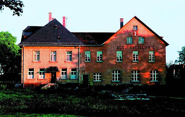 Hier wirkte einst die Adolf Preiser KG. Zuvor war hier die Zigarrenfabrik Kaiser ansässig. Preiser fertigte Schnaps und füllte diesen in ...