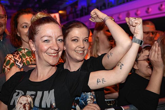 Wahre Fans: Sina und Sani aus Brandenburg tragen Reims Autogramm als Tattoo auf dem Arm.