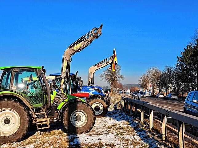 Die Demo-Wiese am Freitagnachmittag befindet sich an der B27 direkt gegenüber vom Bad Dürrheimer Gewerbegebiet. Die Traktoren stehen ...