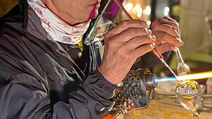 Glasbläser Reinhard Börner zeigt, wie kunstvolle Gegenstände entstehen. Bild: Privat