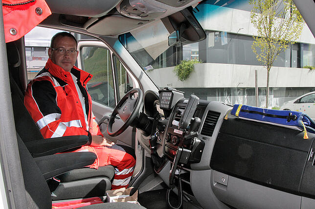 Rainer Kühl erklärt die Funktionen eines Rettungswagens.