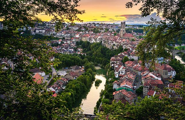 Blick auf das idyllisch gelegene Freiburg im Üechtland in der Schweiz. Die Stadt liegt an der Saane.