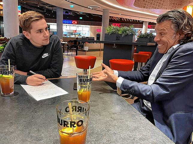 Schiedsrichter-Legende Urs Meier (rechts) im Gespräch mit SÜDKURIER-Sportreporter Julian Widmann im Cano in Singen.