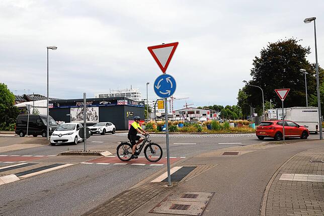 Beim Oberlohnkreisel haben auch die Radler Vorrang. Die Autos, die aus dem Kreisel ausfahren wollen, müssen halten.